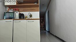 Riskantní sex s kamarádem manžela, zatímco se sprchuje. Málem nás chytili při činu!