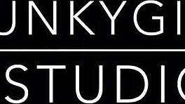 فتاة هاوية متعرقة تمص وتمسح زبي حتى القذف