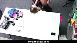 Mladá klame o nevinnosti, ale dôstojník ju vŕta tvrdou na práci