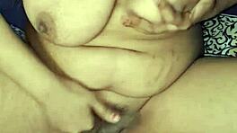 Hej, poglej Desi Indijko Alisho Bhabhi v vroči solo igri