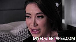 Alexis Tae monta duro al esposo de Bianca Burke en escena de grupo foster con semen en la boca