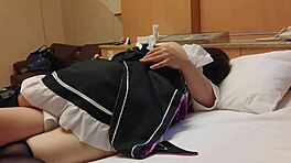 สาวใช้ญี่ปุ่นในชุดเครื่องแบบดูดควยฉ่ำๆ และเซ็กส์ท่ายืน