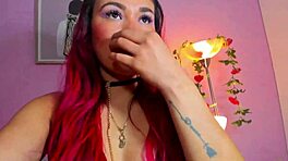 Paars haar Colombiaans meisje onderwerpt zich terwijl haar natte kut gelikt wordt in ruw dominantie spel