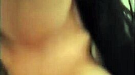 Натуральные сиськи милой тинейджер-подружки используются в грязной игре