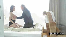 该死，这个感性女孩被老教师猛干