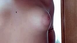 Vay be, sıcak Novinha ayna önünde şehvetli bir şekilde tahrik ediyor!