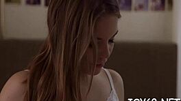 Remaja lapar kontol mainkan lubang mani ketatnya keras!