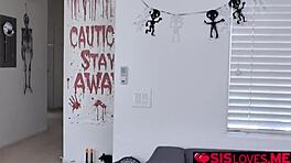 Katie kush riceve fratello ama pezzo grande di bastoncino di caramella a halloween