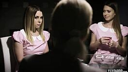 दो नॉटी टीन 18+ हॉर्नी ग्रैंडपा से सेड्यूस्ड होती हैं