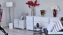 Krągła laska dzieli kutasa ojczyma w gorącej trójce