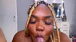 Gata Tatuada dos EUA Cavalga Selvagem com Bunda Grande em Creampie POV