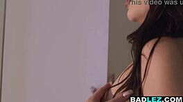 Veľký zadok tínedžerka 18+ v chastity páse. Busty lezbička MILF preberá kontrolu a tĺče ju tvrdý