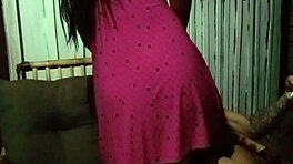 Filmer en sexfilm med unge gutten