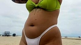 Ostförsäljare stirrar på min exponerade fitta på afrikansk strand