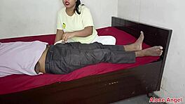 Stiefzus Olie Massage op Lul Naar Neuken Onschuldige Broer