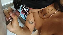 Chutná kurva souhlasí s vzrušeným ptákem mokrou fellatio v orální mladé scéně