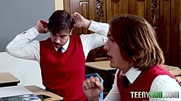 教師のお気に入りティーンが教室の勉強を乱交フェラ大混乱に変える