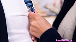 Binky Beaz hluboce cucá sousedův pták