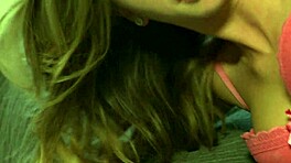 Štíhlá 20letá holka cucá masivní pták po tvrdém šukání