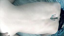 Tyttärentytär imii setän kusen kumartuneena intensiiviseen kuumakuormaan