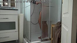 Beau-fils espionne la douche matinale de belle-mère, se branle fort.