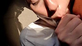 Public πισσά κοπέλα 18+ δίνει ριψοκίνδυνο blowjob στο κάμπινγκ