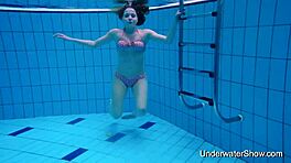 Sexig ung 18+ tjej visar sin fantastiska kropp i undervattensshow