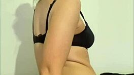 Salope de copine britannique se lâche dans un solo maison avec jouets, ses gémissements remplissent la pièce