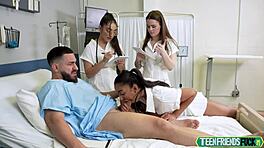 Traitement par trois médecins chauds, euh, me rend toute timide et tout