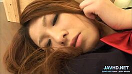 私の日本教師が近くに忍び込んで激しいファックセッション