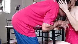 Sexy Latina Pauses Task for Deep Throat