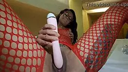 El vibrador sparked her petite frame to squirt.