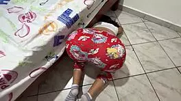 Stepdad tricks stepdaughter under the bed 😈