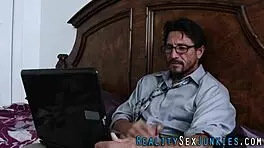 Skutečná mladá bere nevlastního tátu hluboko do sebe.