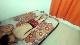 hermanastro nalguea a su hermanastra y come su vagina