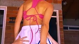 la colegial atrevida escapa con novio para aventuras