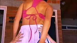 la colegial atrevida escapa con novio para aventuras