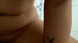 teen masturbates pussy intensely