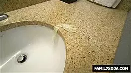 Заварен брат шокиран да намери използван презерватив в банята на заварена сестра по време на табу тийнейджърка 18+ хардкор среща