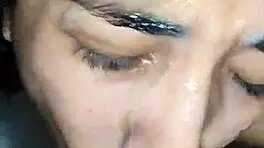 Me corro en su cara en un rico trío casero