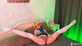 A hot blonde in 4K, masturbating her sweet pussy