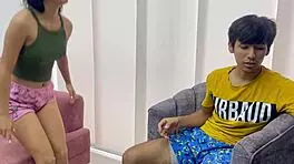 Ayudo a mi linda hermanastra a promover en redes
