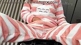 Jeune salope 18+ se branle la chatte trempée