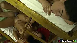 Ca�ula olhando sua meia-irm� transando - v�deos sexo