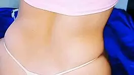 Madrasta se exibindo para amante enquanto marido trabalha, flagrada pelo enteado