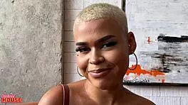 I love sex and my boyfriend watches me ride.