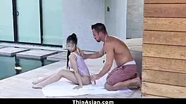 큰 놈이 어린 아시안 목에 풀 누들 쑤셔 넣어