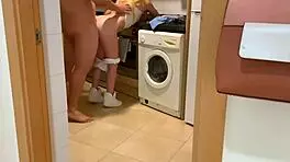 Teen teniendo sexo en la cocina con un gordo con suerte
