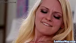 Teen babe facesits lesbian lover