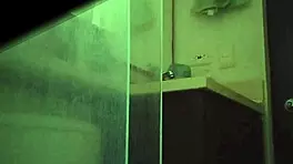 Espiando a mi hermanastra argentina meando 😏